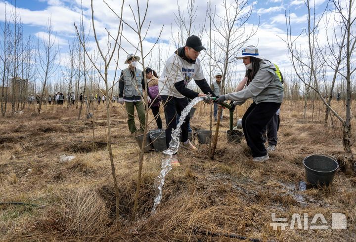 [바가노르(몽골)=뉴시스] 박주성 기자 = 대한항공과 아시아나항공 임직원들이 지난 20일 몽골 울란바타르시 바가노르구에 위치한 대한항공 숲에서 식림 활동을 하고 있다. 올해는 대한항공이 아시아나항공을 인수한 이후 처음 맞는 식림 활동으로 양사의 신입·인솔직원 260여 명이 함께 참여해 서로를 이해하고 협력하는 시간을 가졌다. 2025.05.21. park7691@newsis.com