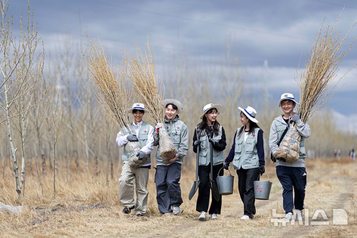 [바가노르(몽골)=뉴시스] 박주성 기자 = 대한항공과 아시아나항공 임직원들이 지난 20일 몽골 울란바타르시 바가노르구에 위치한 대한항공 숲에서 식림 활동을 하고 있다. 올해는 대한항공이 아시아나항공을 인수한 이후 처음 맞는 식림 활동으로 양사의 신입·인솔직원 260여 명이 함께 참여해 서로를 이해하고 협력하는 시간을 가졌다. 2025.05.21. park7691@newsis.com