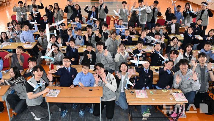 [바가노르(몽골)=뉴시스] 박주성 기자 =대한항공과 아시아나항공 임직원들이 21일 몽골 울란바타르시 바가노르구에 위치한 군갈루타이 국립학교에서 항공공학 체험 수업을 진행하고 있다. 현지 학생들은 임직원들과 함께 비행기 모형을 만들고 날리며 비행 원리를 배우는 시간을 가졌다. 올해는 대한항공이 아시아나항공을 인수한 이후 양사 임직원이 함께한 첫 현장 봉사로 협력과 나눔의 의미를 더했다.2025.05.21. park7691@newsis.com