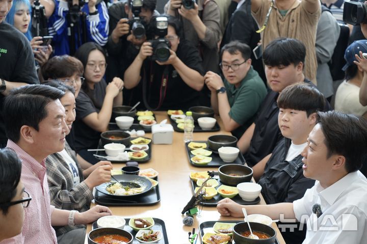 [성남=뉴시스] 조성봉 기자= 이준석 개혁신당 대선 후보와 안철수 국민의힘 의원이 21일 경기 성남시 수정구 가천대학교 글로벌캠퍼스 학생식당에서 학생들과 점심 식사를 하며 대화를 하고 있다. (사진=이준석 캠프 제공) 2025.05.21. photo@newsis.com