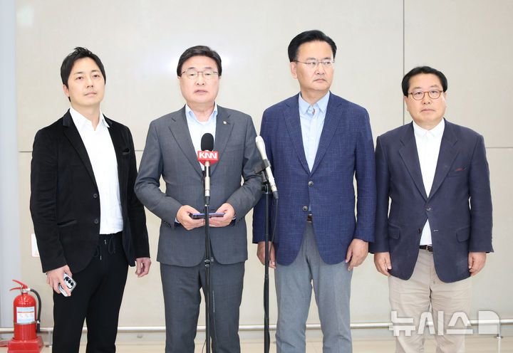 [인천공항=뉴시스] 김금보 기자 = 하와이에 체류 중인 홍준표 전 대구시장의 선대위 합류를 설득하기 위해 꾸려진 국민의힘 김문수 대통령 선거 후보 선거대책위원회 소속 유상범 단일화추진본부장과 김대식 대외협력본부장 등으로 구성된 하와이 특사단이 홍 전시장과 이틀간의 만남을 가진 뒤 21일 오후 인천국제공항 제2터미널을 통해 귀국하며 취재진의 질문에 답하고 있다. 2025.05.21. kgb@newsis.com