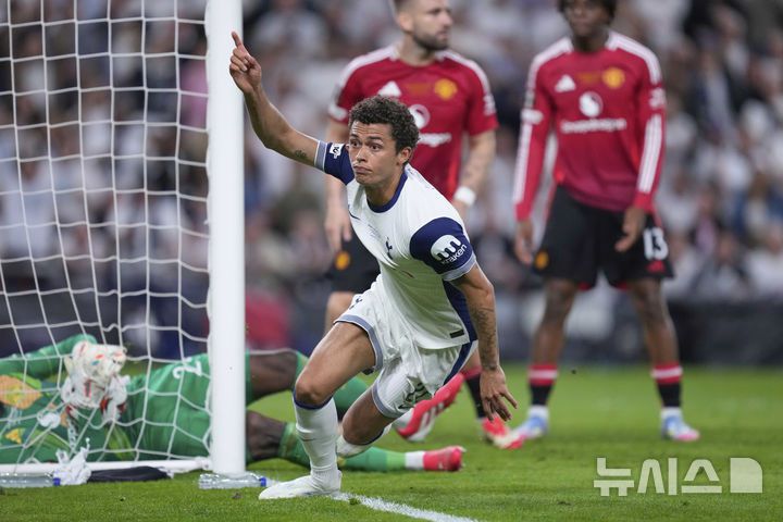 [빌바오=AP/뉴시스]토트넘, 유로파 결승 전반 1-0 리드. 2025.05.21.