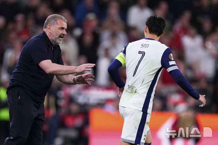 [빌바오=AP/뉴시스] 토트넘 홋스퍼의 손흥민(오른쪽)이 21일(현지 시간) 스페인 빌바오의 산 마메스 스타디움에서 열린 2024-25 유럽축구연맹(UEFA) 유로파리그(UEL) 결승전에서 안지 포스테코글루 감독과 대화하고 있다. 토트넘은 맨체스터 유나이티드를 1-0으로 꺾고 우승을 차지했으며, 손흥민은 생애 첫 우승컵을 들어 올렸다. 2025.05.22.