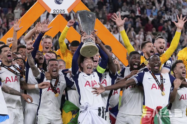 [빌바오=AP/뉴시스] 토트넘 홋스퍼의 손흥민이 21일(현지 시간) 스페인 빌바오의 산 마메스 스타디움에서 열린 2024~2025시즌 유럽축구연맹(UEFA) 유로파리그(UEL)에서 우승한 뒤 동료들과 함께 트로피를 들어 올리고 있다. 토트넘은 결승전에서 맨체스터 유나이티드를 1-0으로 꺾고 우승을 차지했으며, 손흥민은 생애 첫 우승컵을 들어 올렸다. 2025.05.22.
