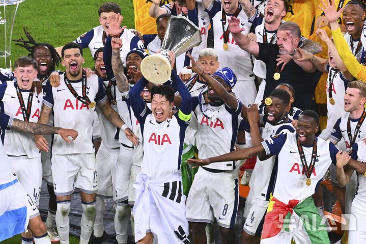 [빌바오=AP/뉴시스] 토트넘 홋스퍼의 손흥민이 21일(현지 시간) 스페인 빌바오의 산 마메스 스타디움에서 열린 2024-25 유럽축구연맹(UEFA) 유로파리그(UEL)에서 우승한 뒤 동료들과 함께 트로피를 들어 올리고 있다. 토트넘은 결승전에서 맨체스터 유나이티드를 1-0으로 꺾고 우승을 차지했으며, 손흥민은 생애 첫 우승컵을 들어 올렸다. 2025.05.22.