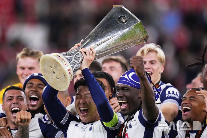 [빌바오=AP/뉴시스] 토트넘 홋스퍼의 손흥민이 21일(현지 시간) 스페인 빌바오의 산 마메스 스타디움에서 열린 2024-25 유럽축구연맹(UEFA) 유로파리그(UEL)에서 우승한 뒤 동료들과 함께 트로피를 들어 올리고 있다. 토트넘은 결승전에서 맨체스터 유나이티드를 1-0으로 꺾고 우승을 차지했으며, 손흥민은 생애 첫 우승컵을 들어 올렸다. 2025.05.22.