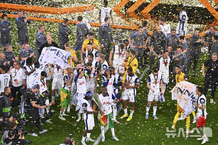 [빌바오=AP/뉴시스] 토트넘 홋스퍼 선수들이 지난 21일(현지 시간) 스페인 빌바오의 산 마메스 스타디움에서 열린 2024-25 유럽축구연맹(UEFA) 유로파리그(UEL) 결승전에서 맨체스터 유나이티드를 1-0으로 꺾고 우승한 뒤 환호하고 있다. 2025.05.22.