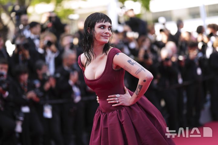 [칸=AP/뉴시스] 배우 카라 델레바인이 21일(현지 시간) 프랑스 남부 칸에서 열린 제78회 칸 국제영화제 ‘더 히스토리 오브 사운드’ 시사회에 참석해 포토 타임을 갖고 있다. 2025.05.22.