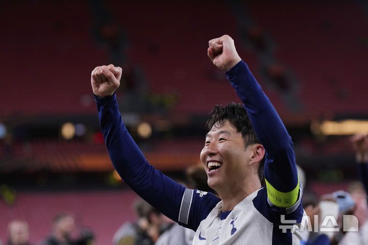 [빌바오=AP/뉴시스] 토트넘 홋스퍼의 손흥민이 21일(현지 시간) 스페인 빌바오의 산 마메스 스타디움에서 열린 2024-25 유럽축구연맹(UEFA) 유로파리그(UEL) 결승전에서 우승한 뒤 기뻐하고 있다. 토트넘은 맨체스터 유나이티드를 1-0으로 꺾고 우승을 차지했으며, 손흥민은 생애 첫 우승컵을 들어 올렸다. 2025.05.22.