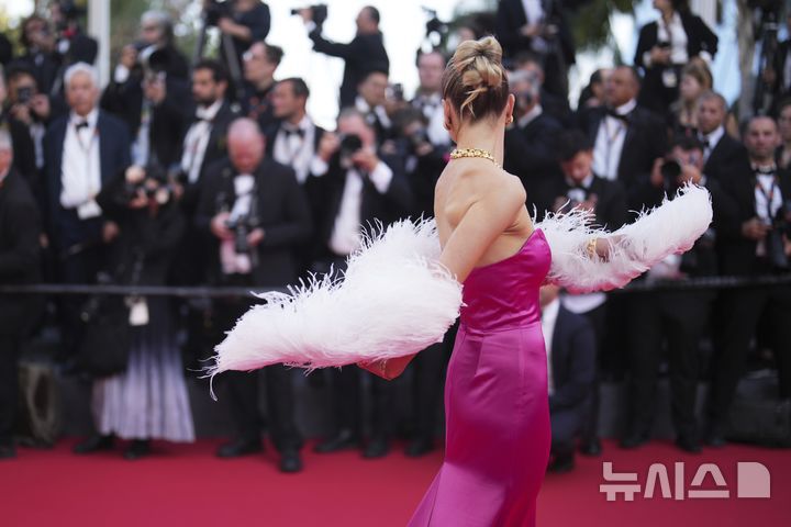 [칸=AP/뉴시스] 배우 발렌티나 패디가 21일(현지 시간) 프랑스 남부 칸에서 열린 제78회 칸 국제영화제 ‘더 히스토리 오브 사운드’ 시사회에 참석해 포토 타임을 갖고 있다. 2025.05.22.