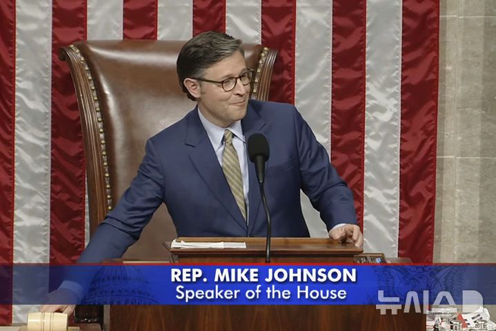 [AP/뉴시스] 공화당의 마이크 존슨 하원의장이 215 대 214 표결 후 트럼프감세안의 통과를 선포하고 있다