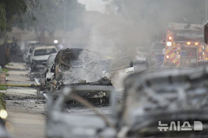 [샌디에이고=AP/뉴시스] 22일(현지 시간) 미국 캘리포니아주 샌디에이고 주택가에 개인 비행기가 추락한 사고가 발생해 차량이 화재로 소실돼 있다. 2025.05.23.