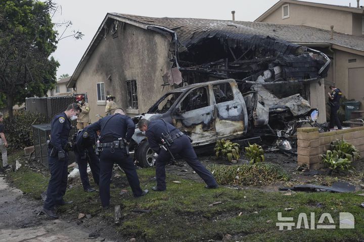 [샌디에이고=AP/뉴시스] 22일(현지 시간) 미국 캘리포니아주 샌디에이고 주택가에 개인 비행기가 추락한 사고가 발생해 경찰이 현장을 살펴보고 있다. 2025.05.23.