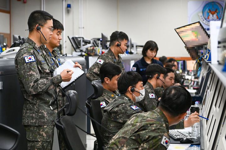 [오산=뉴시스] 대한민국 공군 중앙방공통제소(MCRC) 식별팀이 항적식별 임무를 수행하고 있다. (사진=공군 제공) 2025.05.22. photo@newsis.com *재판매 및 DB 금지
