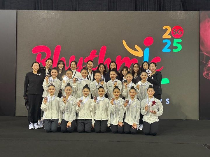 [서울=뉴시스] 지난 16일부터 18일까지 싱가포르 OCBC 아레나에서 열린 제21회 주니어 및 제16회 시니어 리듬체조 아시아선수권대회에 출전한 한국 리듬체조 국가대표 선수단. (사진=대한체조협회 제공) 2025.05.22. *재판매 및 DB 금지