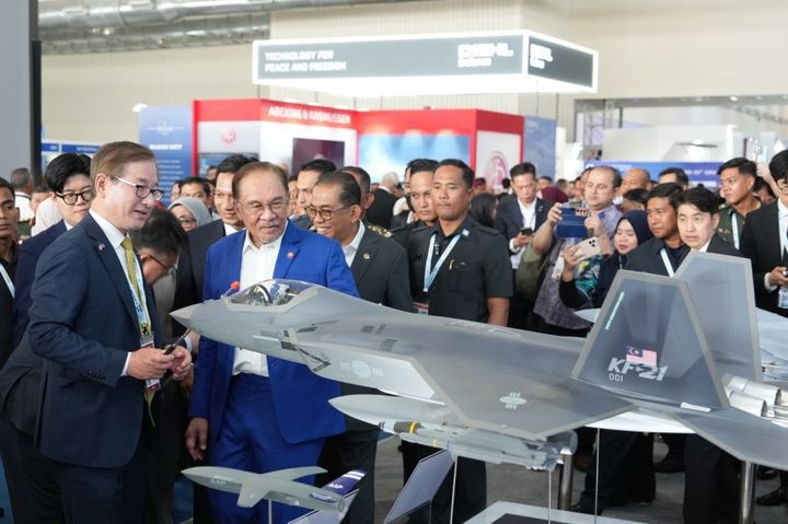 [랑카위·서울=뉴시스] 강구영 한국항공우주산업(KAI) 사장이 지난 20일(현지시간) 말레이시아 랑카위에서 열린 방산전시회 'LIMA 2025'에서 안와르 이브라힘 말레이시아 총리(왼쪽 두번째)에게 국내에서 개발한 KF-21을 설명하고 있다. (사진=한국항공우주산업 제공) 2025.05.22. photo@newsis.com *재판매 및 DB 금지