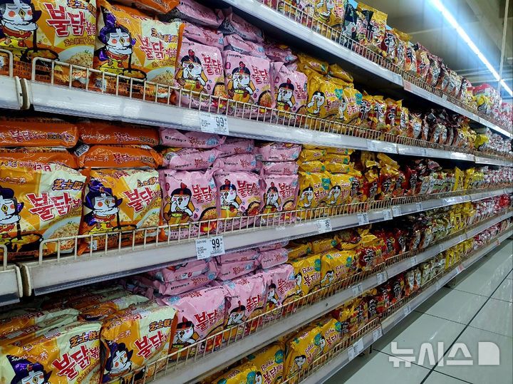 [마닐라=뉴시스] 변해정 기자 = 필리핀 수도 마닐라에 위치한 아시아 3위 규모의 복합 쇼핑몰인 '몰 오브 아시아'(Mall of Asia) 내 하이퍼마켓(hypermarket)에서 한국 식품 업체들의 라면 제품이 진열돼 있다. (사진= 뉴시스 DB) photo@newsis.com