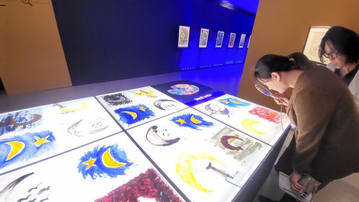 [사진=박현주 미술전문기자]푸른 방을 지나 오면 샤갈의 팔레트를 만나볼 수 있다. 돋보기가 설치되어 샤갈 그림의 흔적을 자세히 살펴볼 수 있다. 2025.05.22. hyun@newsis.com *재판매 및 DB 금지