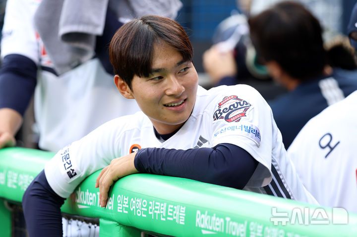 [서울=뉴시스] 프로야구 두산 베어스 임종성이 21일 서울 잠실구장에서 열린 2025 신한 쏠뱅크 KBO리그 SSG 랜더스와의 경기에 앞서 더그아웃에서 대기하고 있다. (사진=두산 베어스 제공) 2025.05.22/