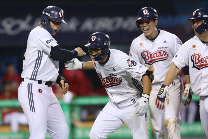 [서울=뉴시스] 프로야구 두산 베어스의 임종성(가운데)이 22일 서울 잠실구장에서 열린 2025 신한 쏠뱅크 KBO리그 SSG 랜더스와의 경기에서 8회말 역전 홈런을 친 뒤 동료들의 축하를 받고 있다. (사진=두산 베어스 제공) 2025.05.22. *재판매 및 DB 금지