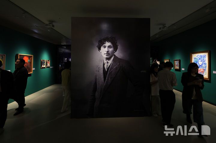 [서울=뉴시스] 이영환 기자 = 22일 서울 서초구 예술의전당 한가람미술관에서 열린 '마르크 샤갈 특별전 : 비욘드 타임' 기자간담회에서 참석자들이 전시장을 살펴보고 있다. 예술의전당, 아튠즈, KBS미디어, 머니투데이와 함께 선보이는 마르크 샤갈 특별전은 오는 23일부터 9월 21일까지 한가람미술관에서 개최한다. 2025.05.22. 20hwan@newsis.com