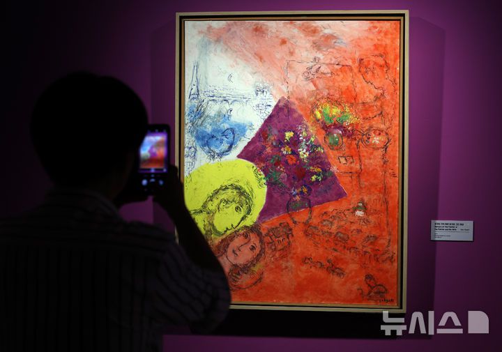 [서울=뉴시스] 이영환 기자 = 22일 서울 서초구 예술의전당 한가람미술관에서 열린 '마르크 샤갈 특별전 : 비욘드 타임' 기자간담회에서 참석자들이 전시장을 살펴보고 있다. 예술의전당, 아튠즈, KBS미디어, 머니투데이와 함께 선보이는 마르크 샤갈 특별전은 오는 23일부터 9월 21일까지 한가람미술관에서 개최한다. 샤갈의 미공개 유화 7점이 전 세계 최초로 공개되며 총 170여 점의 작품을 새로운 전시구성으로 엮어낸다. 2025.05.22. 20hwan@newsis.com