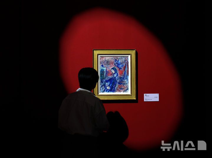 [서울=뉴시스] 이영환 기자 = 22일 서울 서초구 예술의전당 한가람미술관에서 열린 '마르크 샤갈 특별전 : 비욘드 타임' 기자간담회에서 참석자들이 전시장을 살펴보고 있다.  예술의전당, 아튠즈, KBS미디어, 머니투데이와 함께 선보이는 마르크 샤갈 특별전은 오는 23일부터 9월 21일까지 한가람미술관에서 개최한다. 2025.05.22. 20hwan@newsis.com