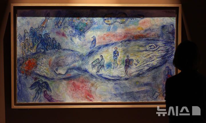 [서울=뉴시스] 이영환 기자 = 22일 서울 서초구 예술의전당 한가람미술관에서 열린 '마르크 샤갈 특별전 : 비욘드 타임' 기자간담회에서 참석자들이 전시장을 살펴보고 있다.  예술의전당, 아튠즈, KBS미디어, 머니투데이와 함께 선보이는 마르크 샤갈 특별전은 오는 23일부터 9월 21일까지 한가람미술관에서 개최한다. 샤갈의 미공개 유화 7점이 전 세계 최초로 공개되며 총 170여 점의 작품을 새로운 전시구성으로 엮어낸다. 2025.05.22. 20hwan@newsis.com