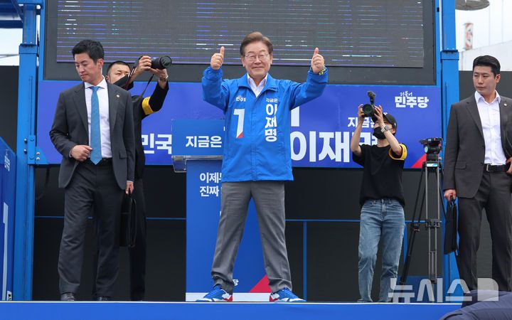 [제주=뉴시스] 우장호 기자 = 이재명 더불어민주당 대선 후보가 22일 오전 제주시 일도일동 동문로터리에서 열린 집중 유세장에서 연설 전에 엄지를 치켜들고 있다. 2025.05.22. woo1223@newsis.com