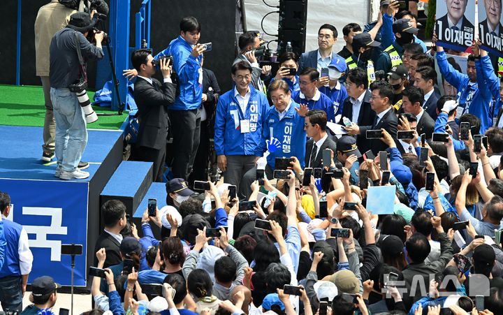 [제주=뉴시스] 우장호 기자 = 22일 오전 제주시 일도일동 동문로터리 이재명 더불어민주당 대선 후보 유세장에 지지자들이 운집해 있다. 2025.05.22. woo1223@newsis.com