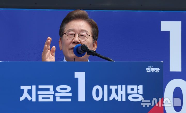 [제주=뉴시스] 우장호 기자 = 이재명 더불어민주당 대선 후보가 22일 오전 제주시 일도일동 동문로터리에서 열린 유세에서 연설을 하고 있다. 2025.05.22. woo1223@newsis.com