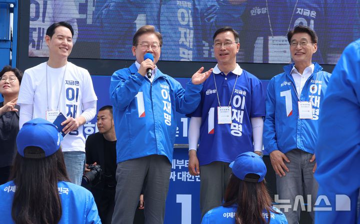 [제주=뉴시스] 우장호 기자 = 이재명 더불어민주당 대선 후보가 22일 오전 제주시 일도일동 동문로터리에서 열린 유세에서 연설을 하고 있다. 2025.05.22. woo1223@newsis.com