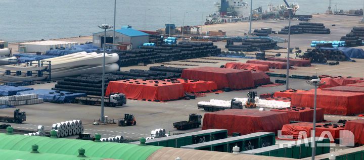 [평택=뉴시스] 추상철 기자 = 22일 오후 경기 평택항에 철강제품이 쌓여 있다. 2025.05.22. scchoo@newsis.com