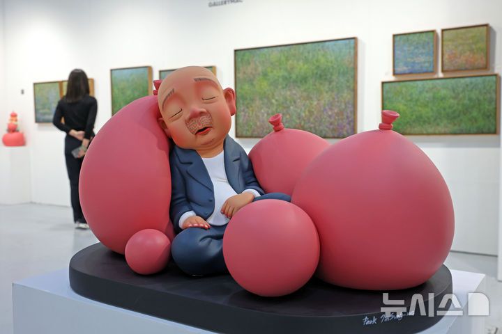 [서울=뉴시스] 박진희 기자 = '조형아트서울 2025' 개막식이 열린 22일 서울 강남구 코엑스 전시장을 관람객들이 전시 작품을 감상하고 있다. 2025.05.22. pak7130@newsis.com