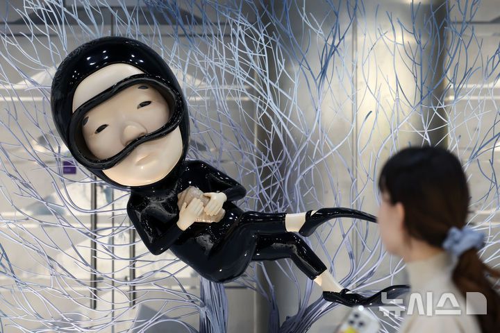 [서울=뉴시스] 박진희 기자 = '조형아트서울 2025' 개막식이 열린 22일 서울 강남구 코엑스 전시장을 관람객들이 전시 작품을 감상하고 있다. 2025.05.22. pak7130@newsis.com