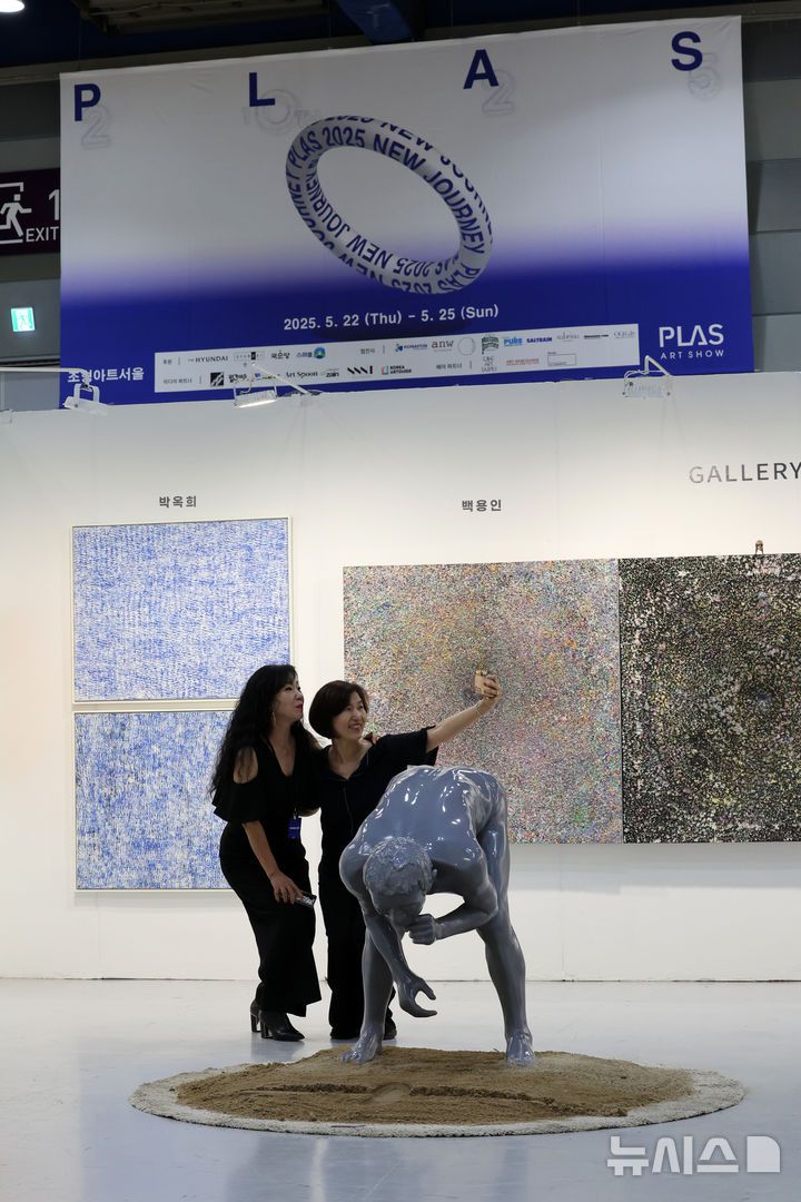 [서울=뉴시스] 박진희 기자 = '조형아트서울 2025' 개막식이 열린 22일 서울 강남구 코엑스 전시장을 관람객들이 전시 작품을 감상하고 있다. 2025.05.22. pak7130@newsis.com