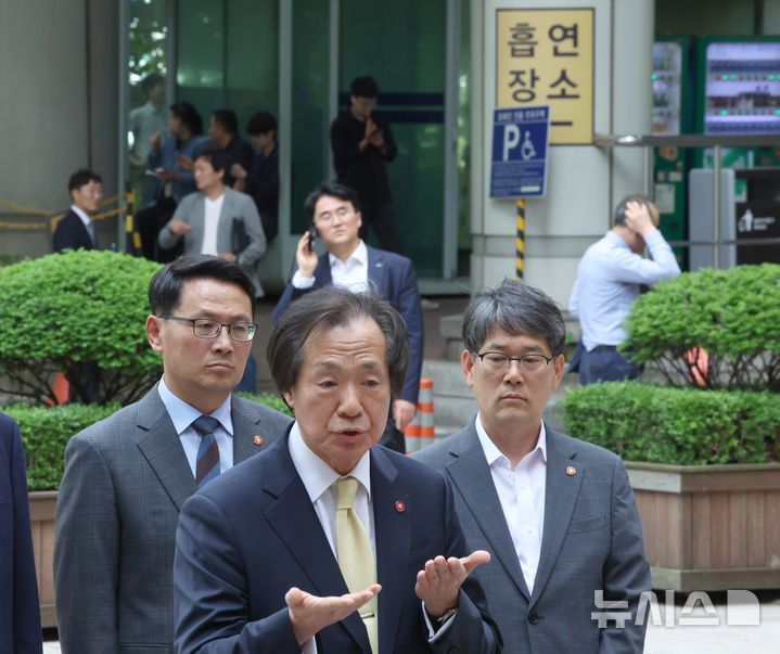 [서울=뉴시스] 김금보 기자 = 정기석 국민건강보험공단 이사장이 22일 오후 서울 서초구 서울고등법원에서 열린 담배회사 상대 약 533억원 규모 손해배상청구소송 항소심 최종 변론 출석에 앞서 취재진 질문에 답하고 있다. 2025.05.22. kgb@newsis.com