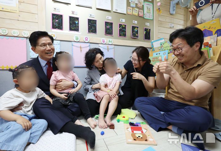 [광명=뉴시스] 고승민 기자 = 김문수 국민의힘 대선 후보와 설난영 여사, 딸 김동주 씨, 사위가 22일 경기 광명시의 한 어린이집에서 아이들을 만나고 있다. 2025.05.22. kkssmm99@newsis.com