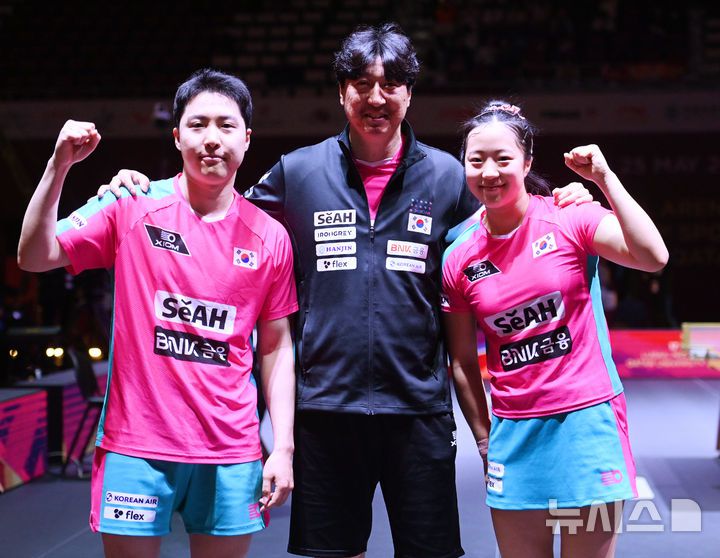 [도하(카타르)=뉴시스] 사진공동취재단 = 임종훈, 신유빈이 22일 카타르 도하 루사일 아레나에서 열린 2025 국제탁구연맹(ITTF) 세계선수권대회 혼합복식 8강 대만 린윈주, 정이칭과 경기에서 승리한 뒤 오상은 감독과 함께 기념촬영을 하고 있다. 2025.05.22. photo@newsis.com