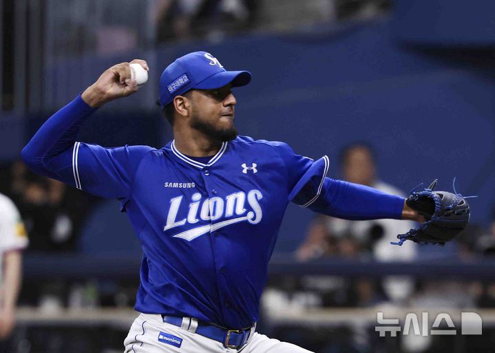 [서울=뉴시스] 김근수 기자 = 22일 서울 구로구 고척스카이돔에서 열린 2025 KBO리그 삼성 라이온즈와 키움 히어로즈의 경기, 7회말 삼성 선발투수 레예스가 역투하고 있다. 2025.05.22. ks@newsis.com