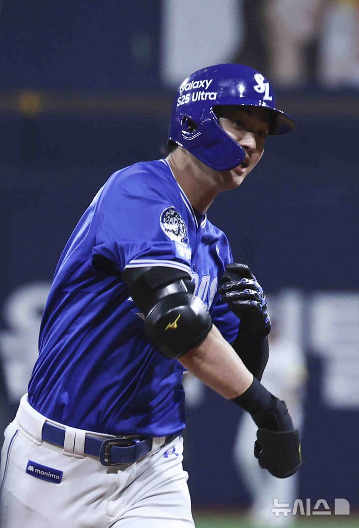 [서울=뉴시스] 김근수 기자 = 22일 서울 구로구 고척스카이돔에서 열린 2025 KBO리그 삼성 라이온즈와 키움 히어로즈의 경기, 8회초 2사 주자 2루 상황에서 삼성 구자욱이 선제 투런홈런을 치고 베이스를 돌고 있다. 2025.05.22. ks@newsis.com
