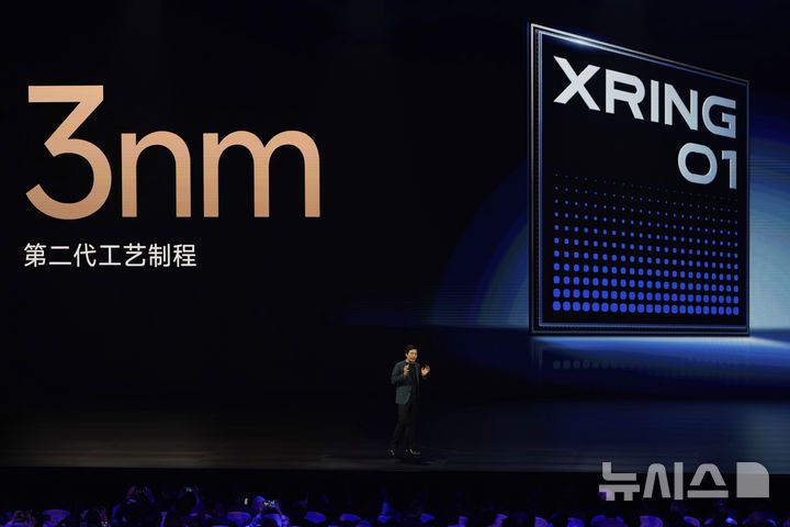 [베이징=AP/뉴시스] 22일 중국 베이징에서 열린 사오미 신제품 발표행사에서 레이쥔 샤오미 최고경영자(CEO)가 자체 개발한 시스템온칩(SoC) ‘쉬안제O1’(玄戒O1·XringO1)을 소개하고 있다. 2025.05.23