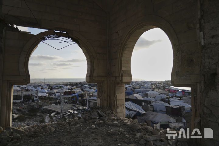 [가자시티=AP/뉴시스] 22일(현지 시간) 가자지구 가자시티 항구를 따라 팔레스타인 피란민들의 천막촌이 길게 늘어서 있다. 하마스가 가자 지도자 무함마드 신와르의 사망을 확인했다고 월스트리트저널이 보도했다. 2025.05.23.