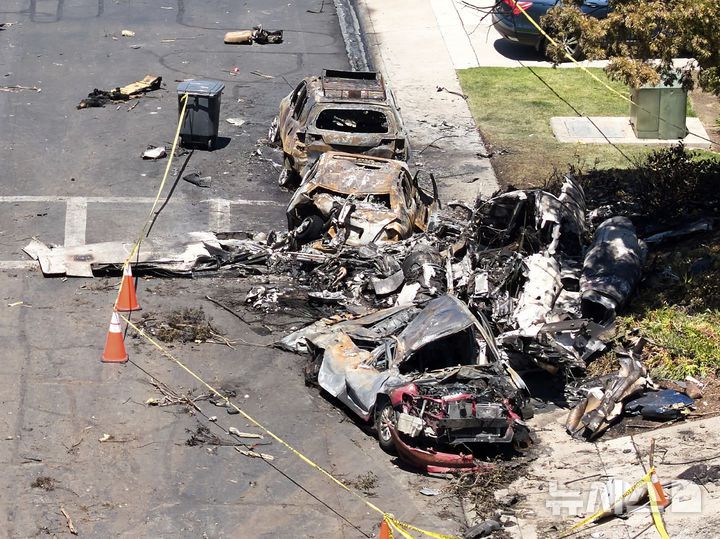 [샌디에이고=AP/뉴시스] 22일(현지 시간) 미국 캘리포니아주 샌디에이고 주택가에 개인 비행기가 추락해 차량이 불에 타 잔해만 남아 있다. 2025.05.23.
