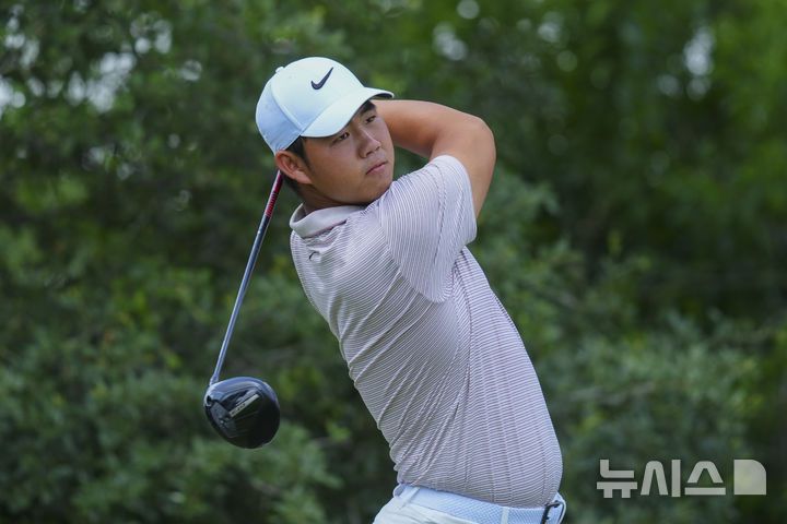 [포트워스=AP/뉴시스] 김주형이 22일(현지 시간) 미 텍사스주 포트워스의 콜로니얼 컨트리클럽에서 열린 미국프로골프(PGA) 투어 찰스 슈왑 챌린지 첫날 9번 홀에서 티샷하고 있다. 2025.05.23.
