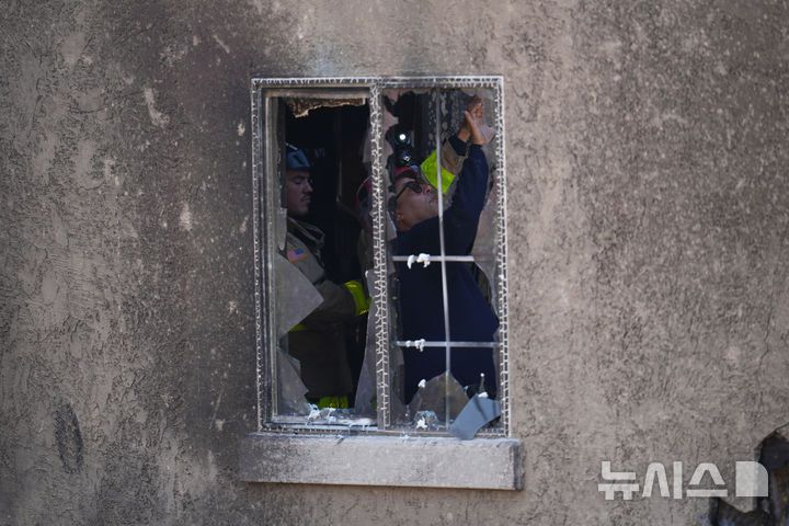 [샌디에이고=AP/뉴시스] 22일(현지 시간) 미국 캘리포니아주 샌디에이고 주택가에 개인 비행기가 추락한 사고가 발생해 소방대원들이 파손된 주택 내부를 살펴보고 있다. 2025.05.23.