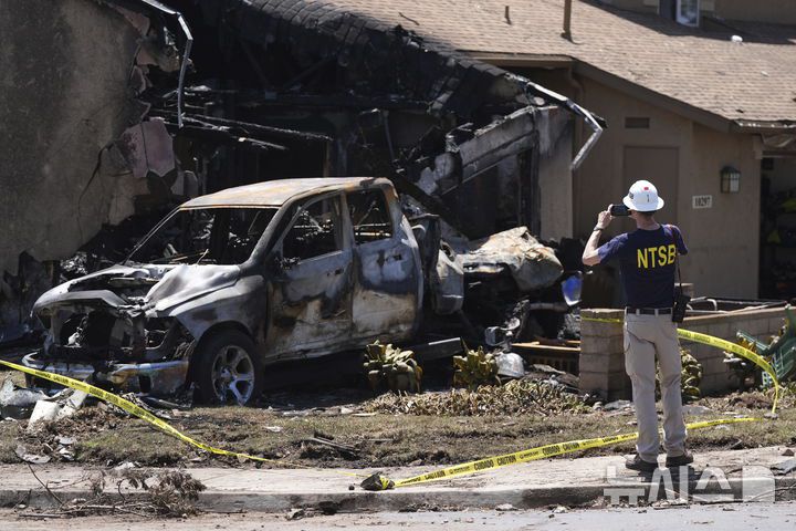 [샌디에이고=AP/뉴시스] 22일(현지 시간) 미국 캘리포니아주 샌디에이고 주택가에 개인 비행기가 추락한 사고가 발생해 미 국립교통안전위원회(NTSB) 직원이 현장 조사를 하고 있다. 2025.05.23.