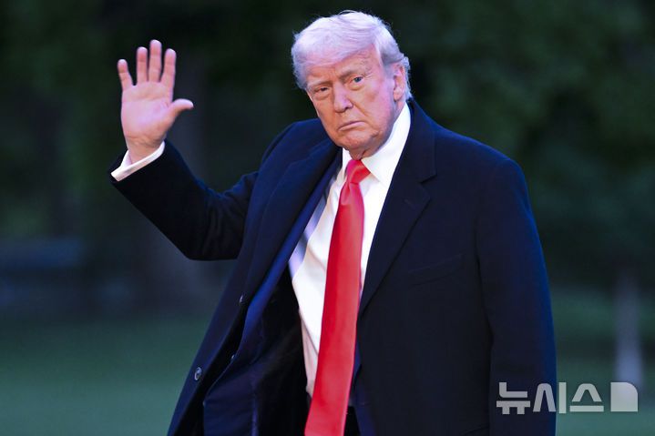 [워싱턴=AP/뉴시스] 도널드 트럼프 미국 대통령이 22일(현지 시간) 자신의 밈코인을 가장 많이 구매한 투자자들과 저녁 만찬을 한 것과 관련, 재임 중 대통령직을 사적 이익에 활용했다는 논란이 끊이지 않고 있다. 사진은 트럼프 대통령이 워싱턴 DC 인근 트럼프 내셔널 골프클럽에서 열린 암호화폐 만찬에 참석한 뒤 워싱턴 백악관 사우스 론(South Lawn)에 도착하고 있는 모습. 2025.05.23.