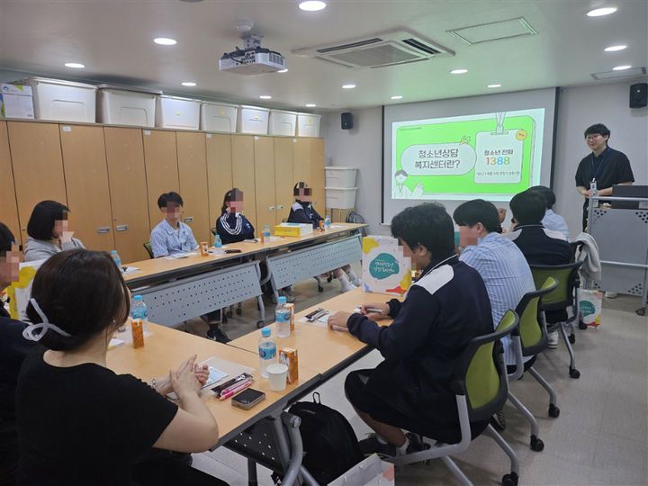 [부산=뉴시스] 연제구청소년상담복지센터는 이사벨고등학교 또래상담자들을 대상으로 청소년상담사 직업체험을 진행했다. (사진=연제구 제공) 2025.05.23. photo@newsis.com *재판매 및 DB 금지