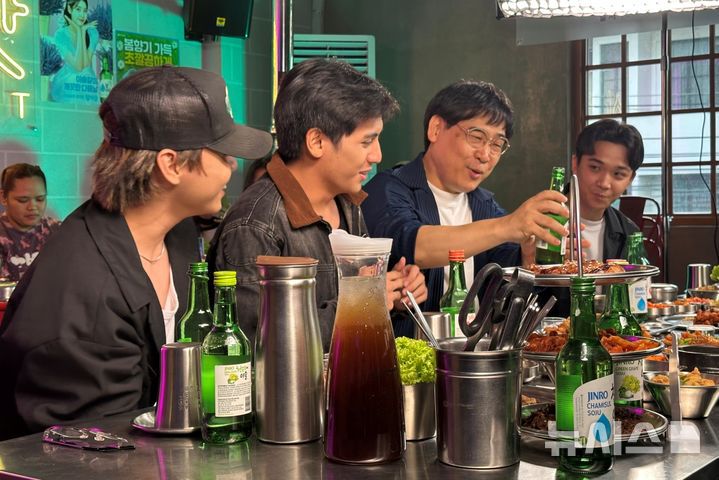 [마닐라=뉴시스] 지난 19일 필리핀 마닐라의 현지인 인기 한식당인 '삼겹살라맛'(Samgyupsalamat)에서 하이트진로의 현지형 콘텐츠 '진로 라이브'(Jinro Live)가 첫 선을 보였다. '컬투삼총사' 출신의 정성한 대표가 진행을 맡고 필리핀의 차세대 힙합 듀오 'GY'(Gab & Yen)가 참여했다. (사진= 하이트진로 제공) photo@newsis.com